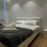 Spacious 3 Bedroom 3 Bathroom Apartment Near Tower Bridge